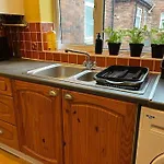 Ovington Grove 2 Fully Equipped Kitchen Free Parking 3 Bedrooms Netflix