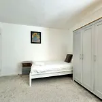 The Alnham, Large 3 Bed Apartment, Close To The City
