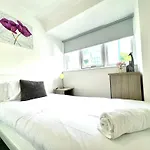 The Alnham, Large 3 Bed Apartment, Close To The City