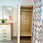 The Alnham, Large 3 Bed Apartment, Close To The City