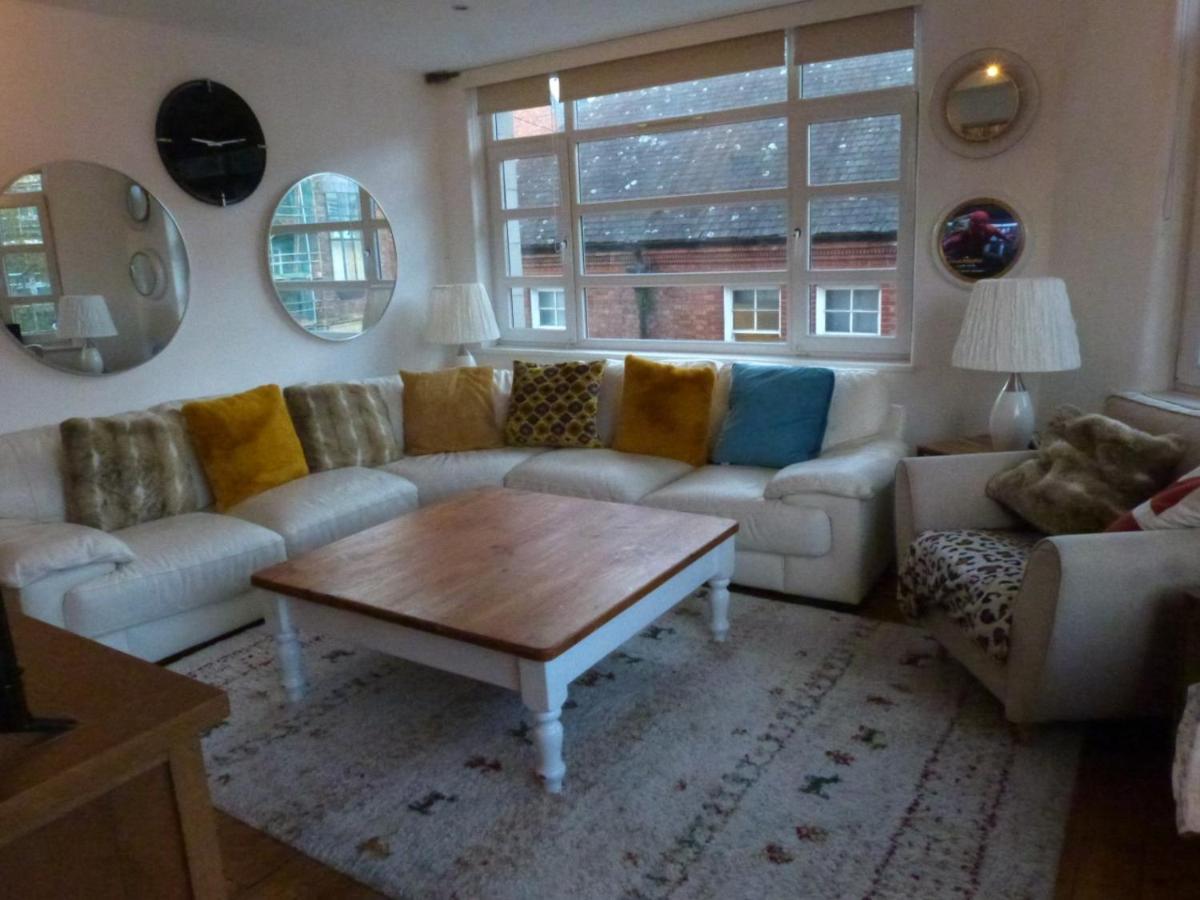 Lovely 2 Bed Flat In The Very Centre Of Apartment *