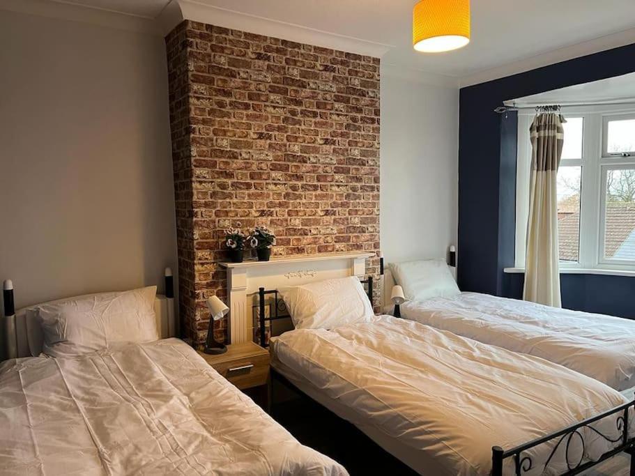 Ovington Grove 2 Fully Equipped Kitchen Free Parking 3 Bedrooms Netflix Apartment