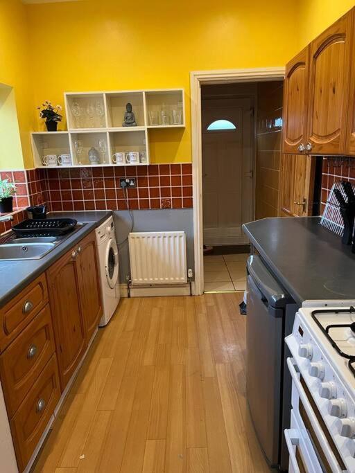 Ovington Grove 2 Fully Equipped Kitchen Free Parking 3 Bedrooms Netflix Apartment Newcastle upon Tyne