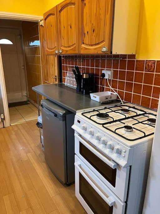 Ovington Grove 2 Fully Equipped Kitchen Free Parking 3 Bedrooms Netflix Newcastle upon Tyne