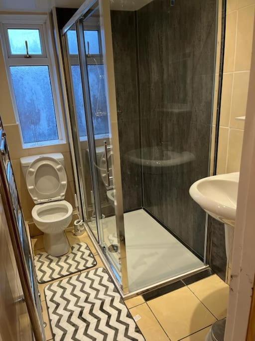 Ovington Grove 2 Fully Equipped Kitchen Free Parking 3 Bedrooms Netflix Newcastle upon Tyne