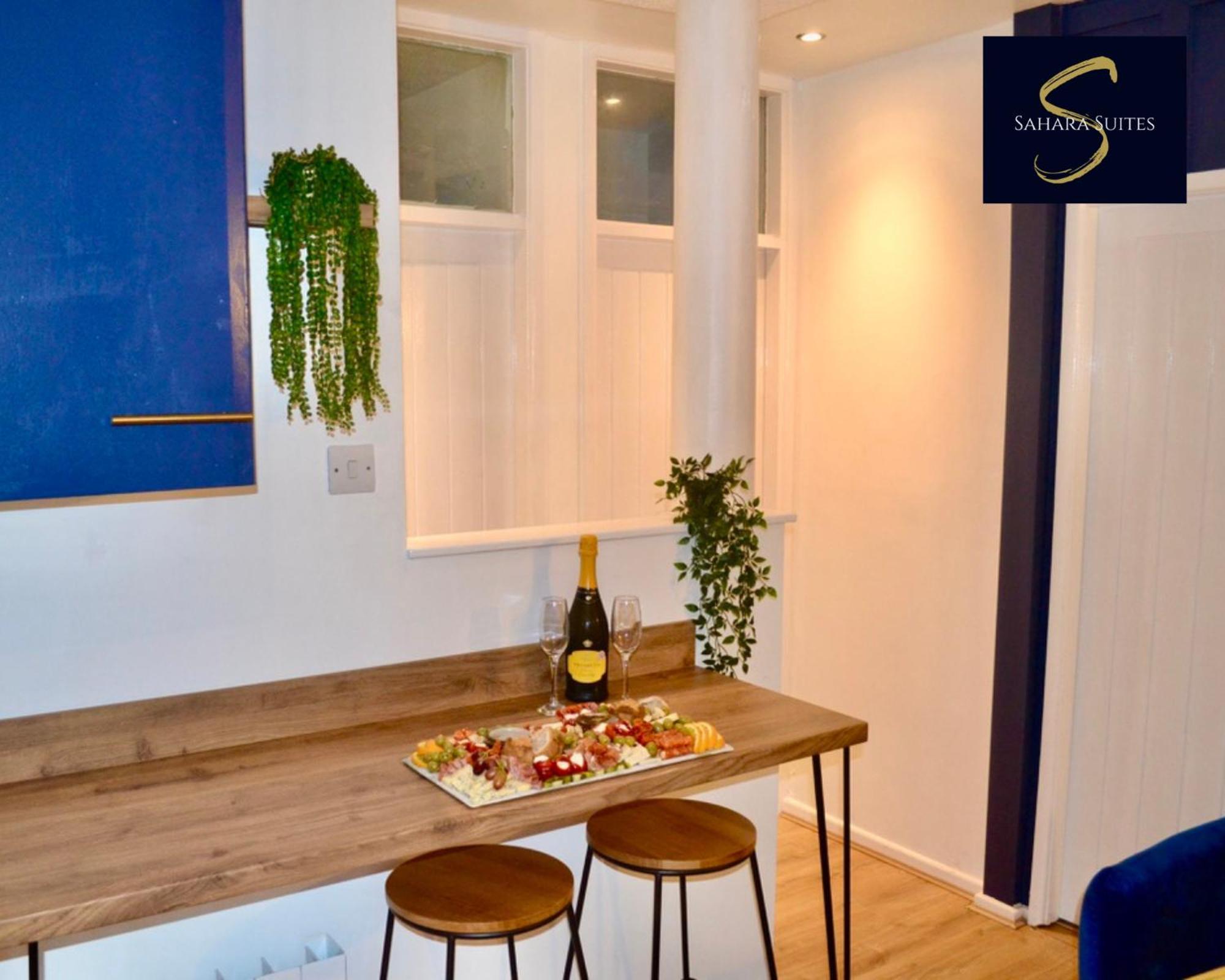 Quirky Modern Two Bedroom By Sahara Suites Short Lets & Serviced * Newcastle upon Tyne