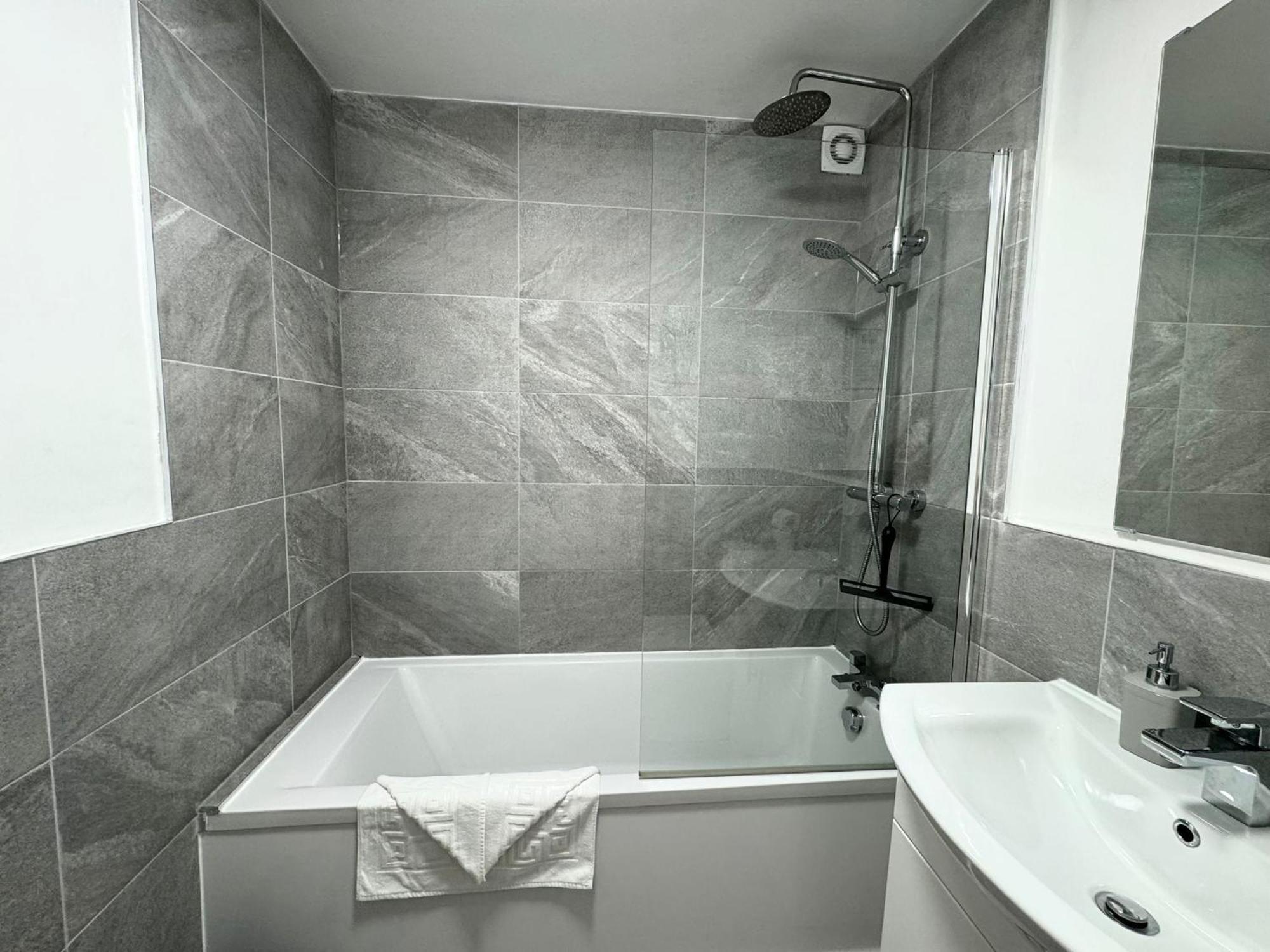 The Alnham, Large 3 Bed Apartment, Close To The Apartment *