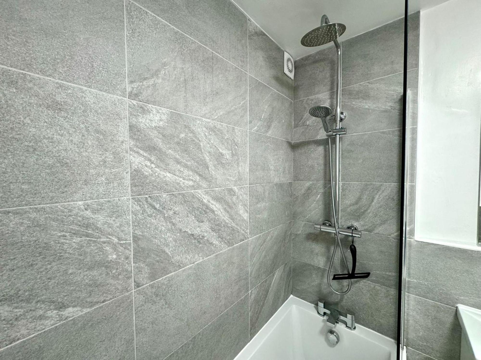 The Alnham, Large 3 Bed Apartment, Close To The