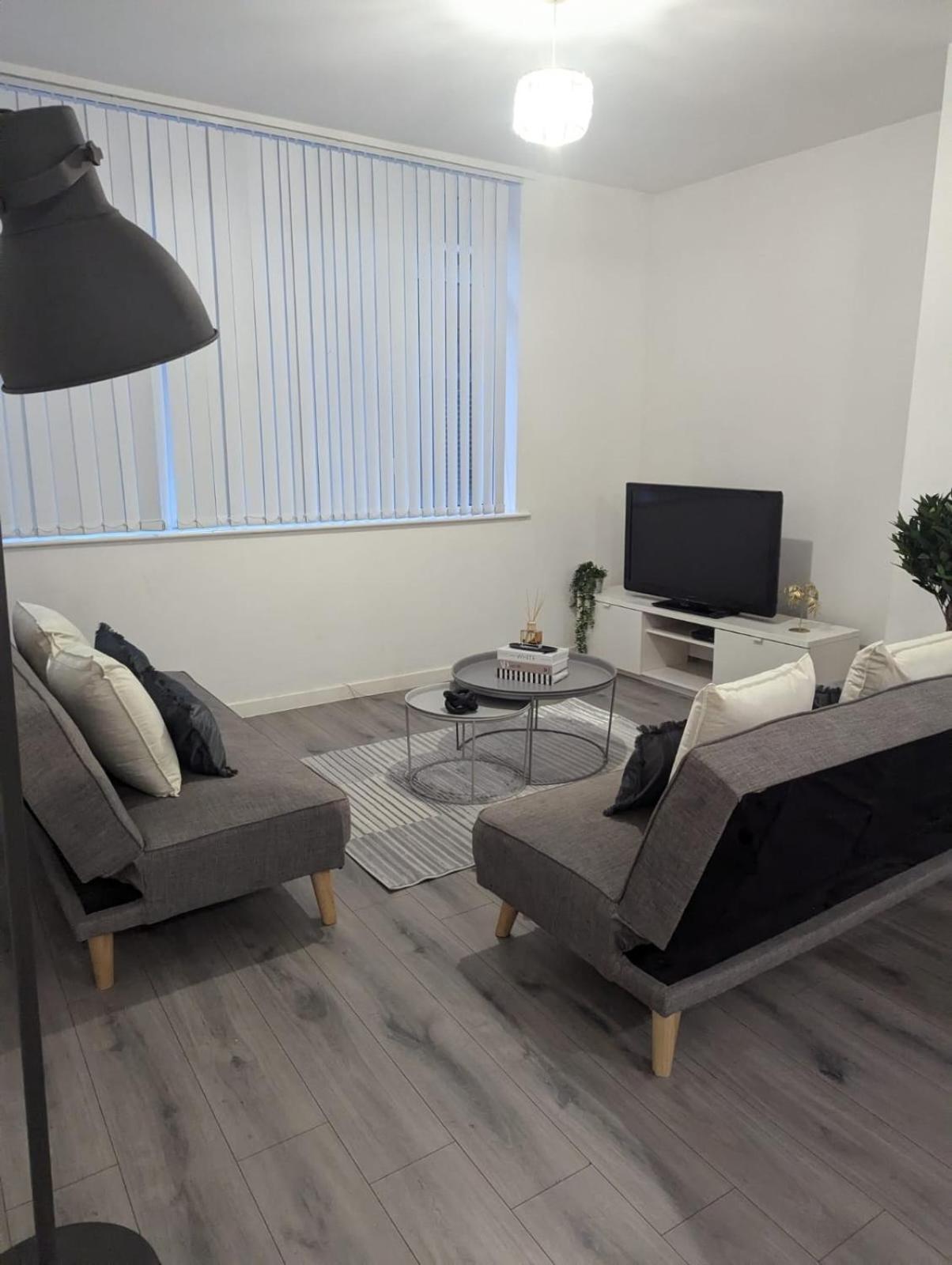 3 Bedroom Centre Powdene House Apartment Newcastle upon Tyne