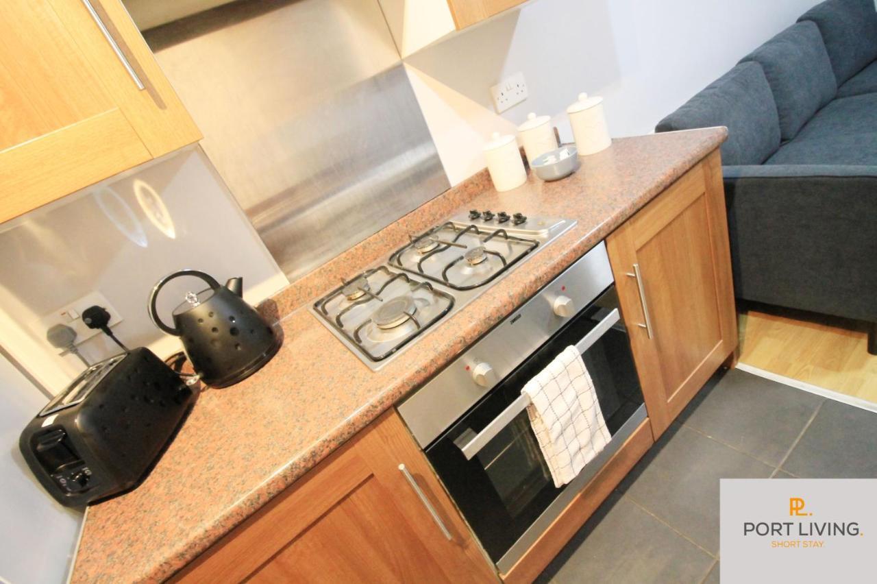 ---port Living--- - Jesmond - Apartment- 3 Beds - 3 Baths - 1-6 Guests Apartment *