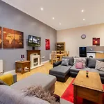 Newcastle City Centre Super Spacious Apartment