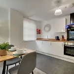 Charltons Bonds Apartments 1B By Week2Week