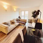 City Centre Apartment - Sleeps 6 - Open Plan