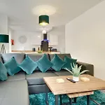 Charltons Bonds Apartments 1B By Week2Week