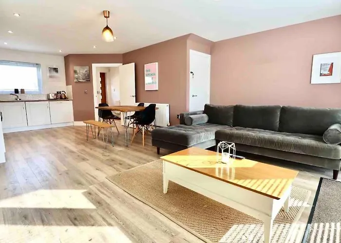 Boutique 3-Bed Townhouse With Garden And Parking