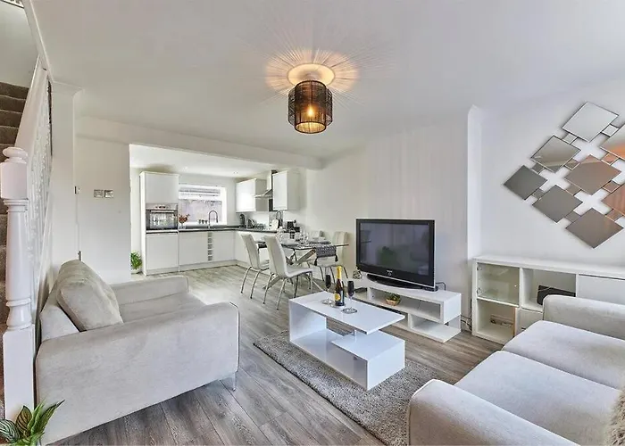 Long Stays - Cosy 3Br - Newcastle Retreat - Rvi & City Centre - Garden - Parking - Near High Street
