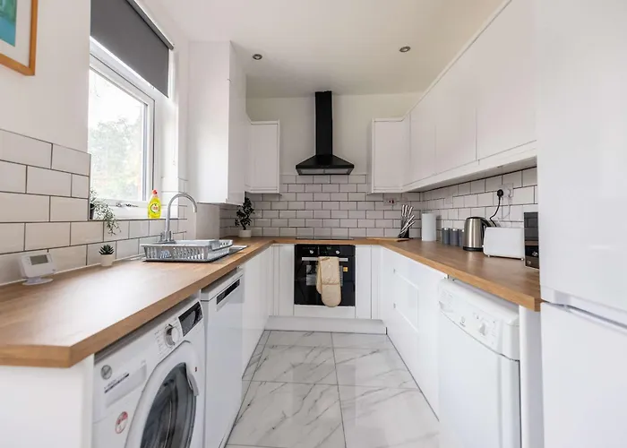Free Parking - 4 Bedroom House