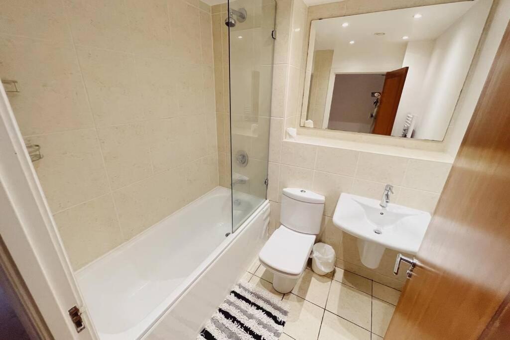 1 Bedroom Centre - Sleeps 4 Free Parking Apartment *