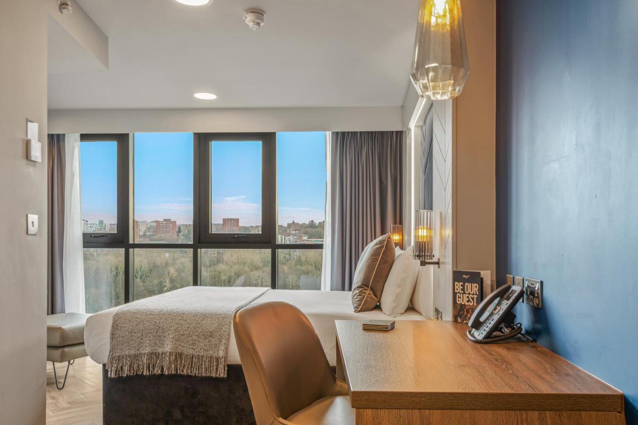 Roomzzz Aparthotel 4*