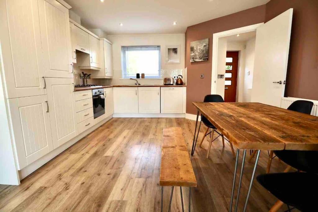 Boutique 3-bed Townhouse With Garden And Parking Apartment *