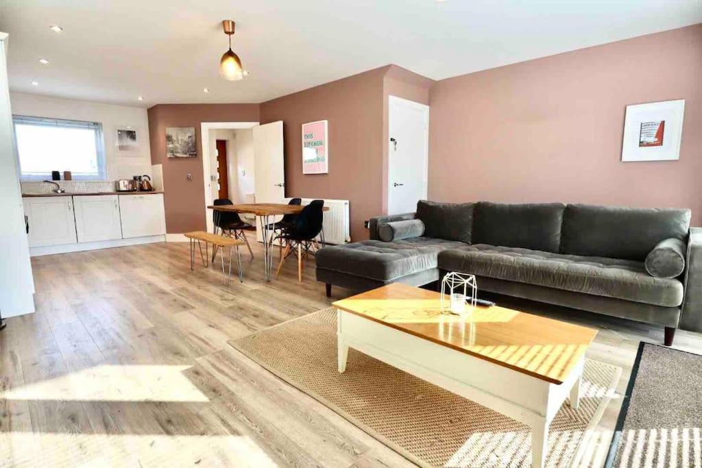 Boutique 3-bed Townhouse With Garden And Parking *