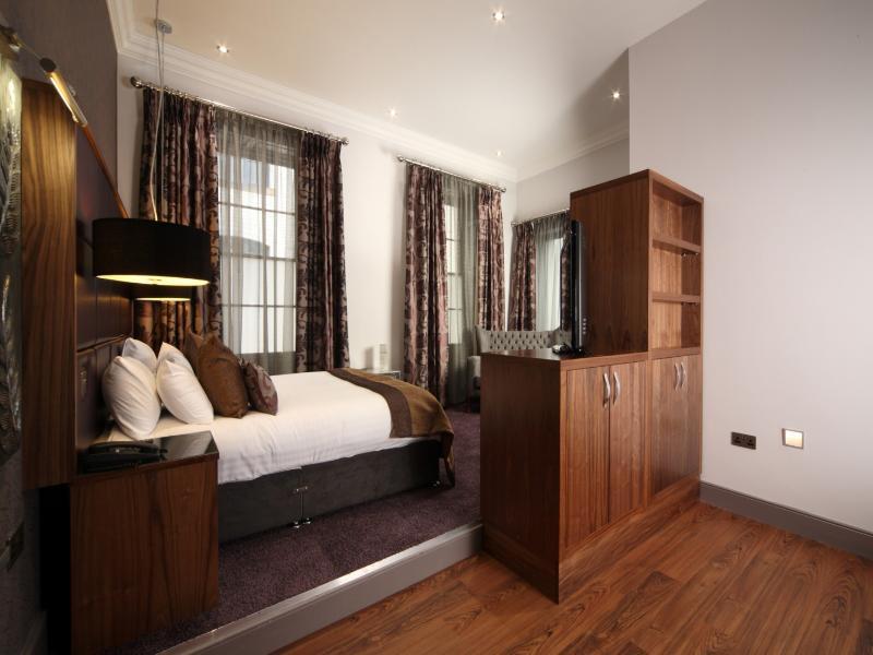 Roomzzz Aparthotel 4*
