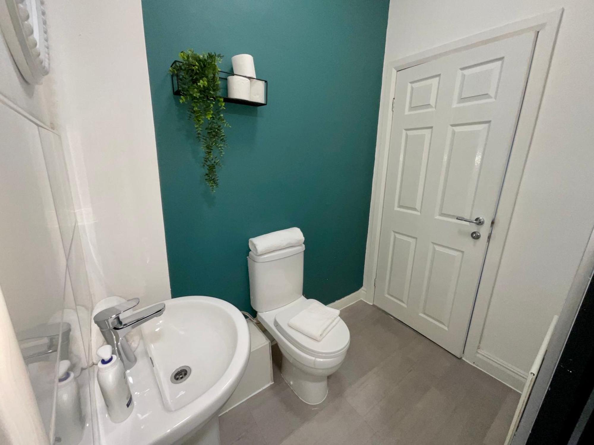 Hnfc - Spacious House W/ Essentials - 3b Newcastle upon Tyne