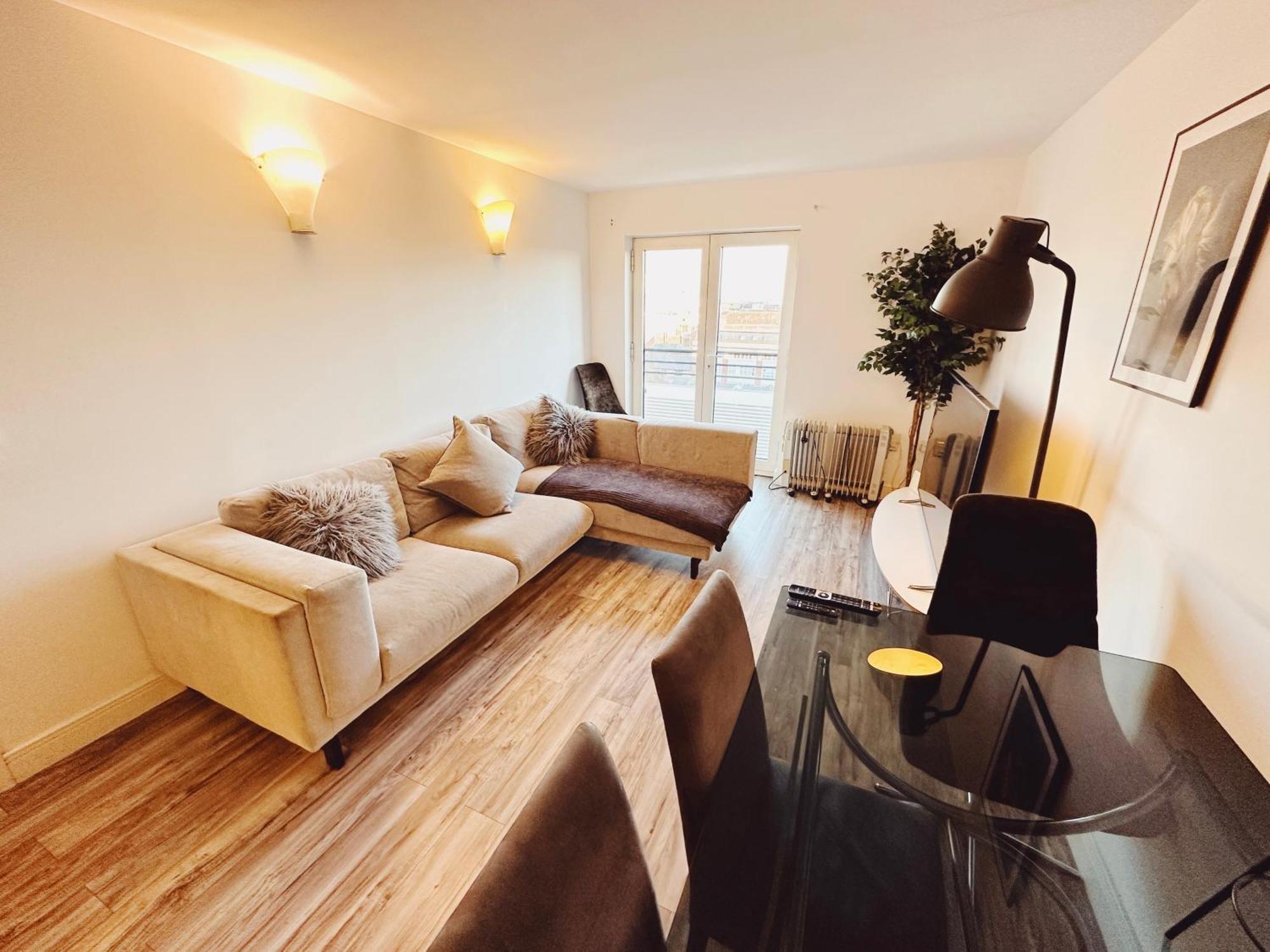 Centre - Sleeps 6 - Open Plan *