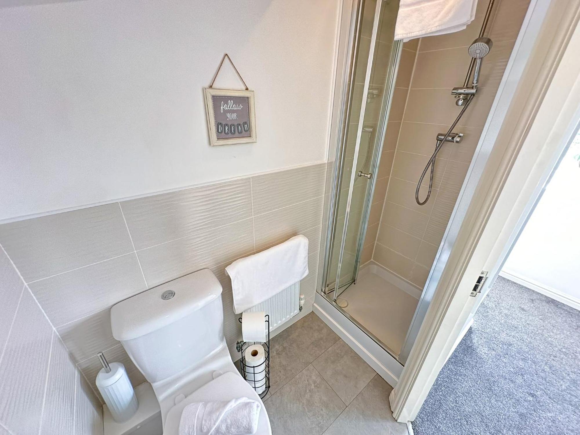 Luxury 4 Bed House - Free Parking - Contractors - Relocators Apartment *