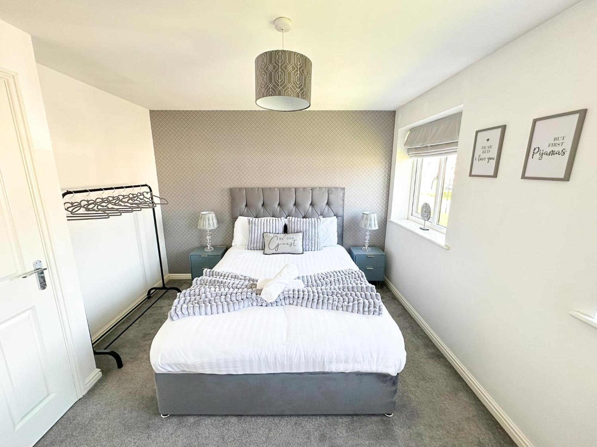 Apartment Luxury 4 Bed House - Free Parking - Contractors - Relocators