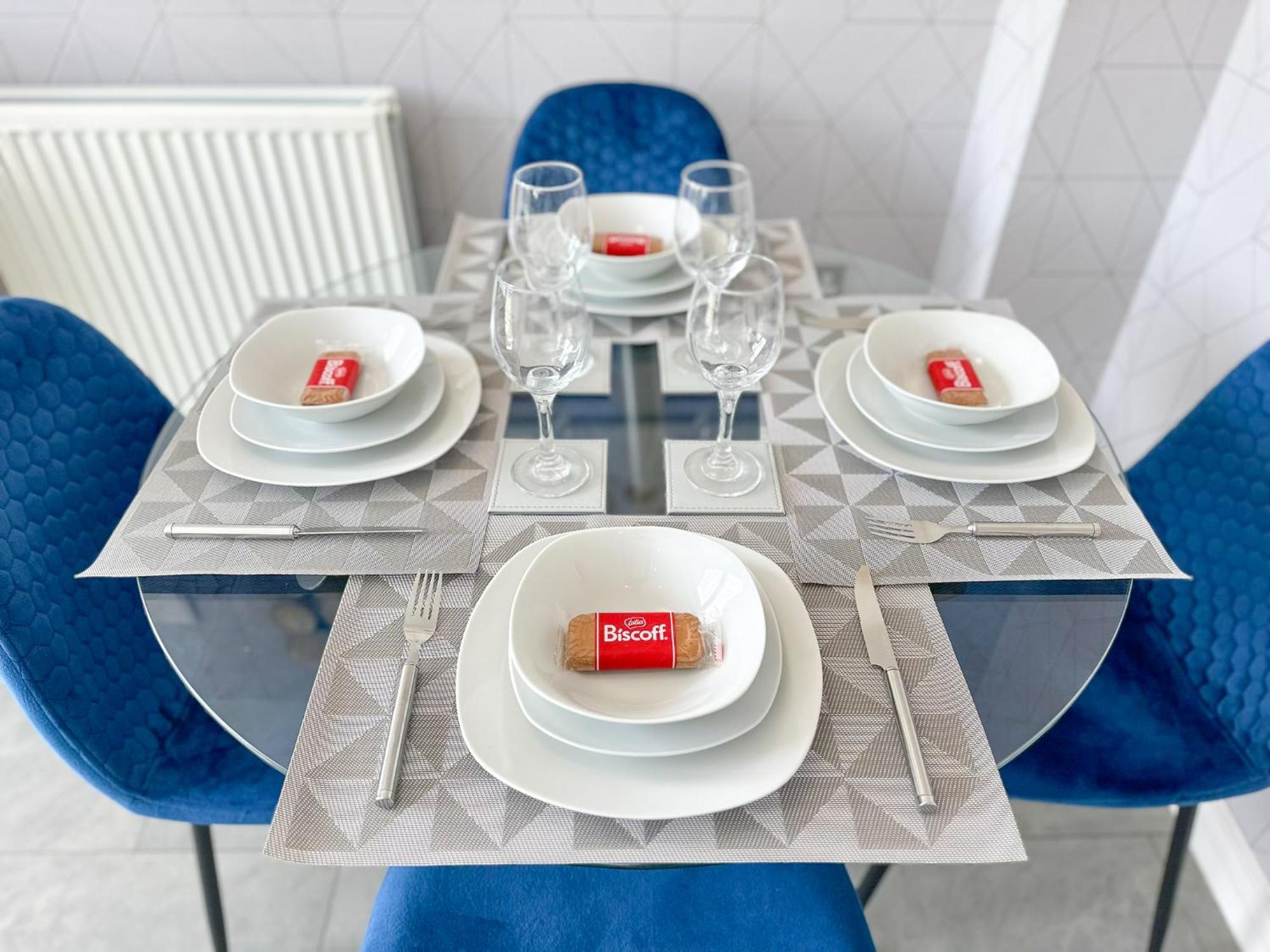 Apartment Luxury 4 Bed House - Free Parking - Contractors - Relocators *