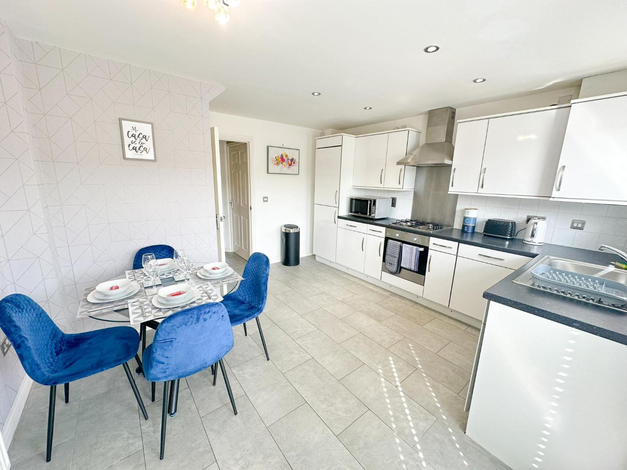 Luxury 4 Bed House - Free Parking - Contractors - Relocators *