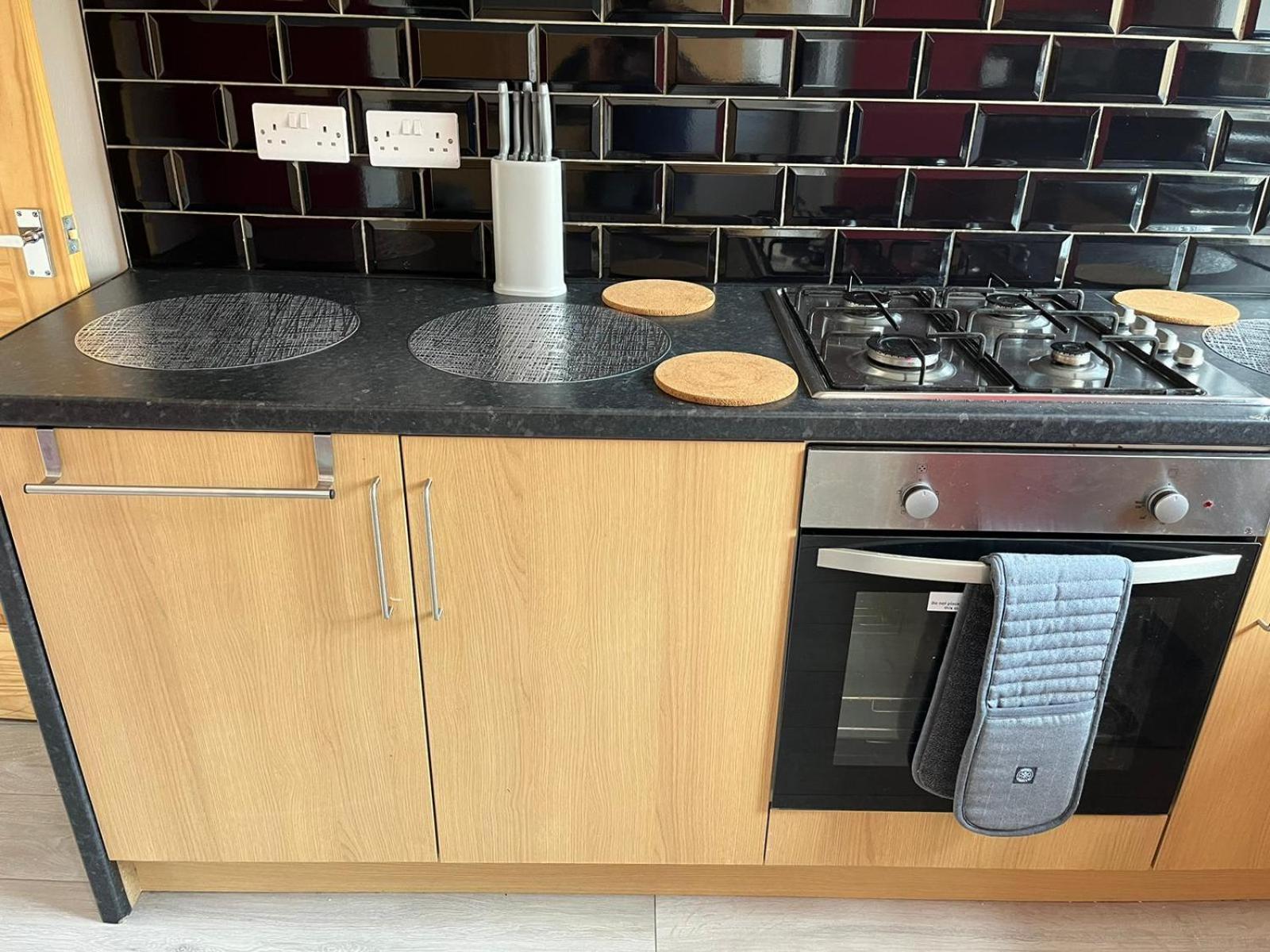 Giga Residential 4 Bedrooms, 8 Guests , Near Centre, Arcade Machine, Sky Tv, Netflix, Free Wifi, Free Parking Holiday home