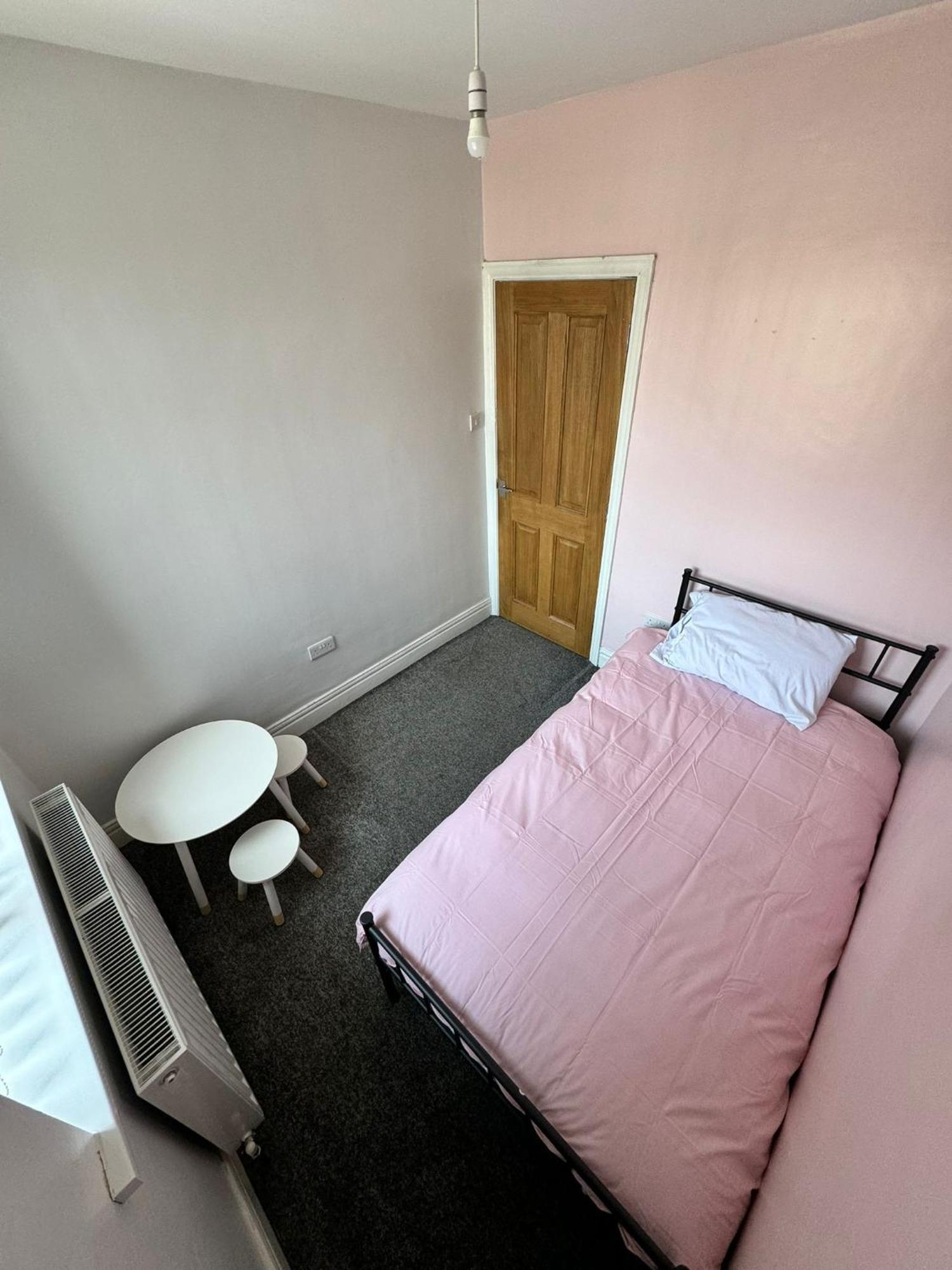 Giga Residential 4 Bedrooms, 8 Guests , Near Centre, Arcade Machine, Sky Tv, Netflix, Free Wifi, Free Parking * Newcastle upon Tyne