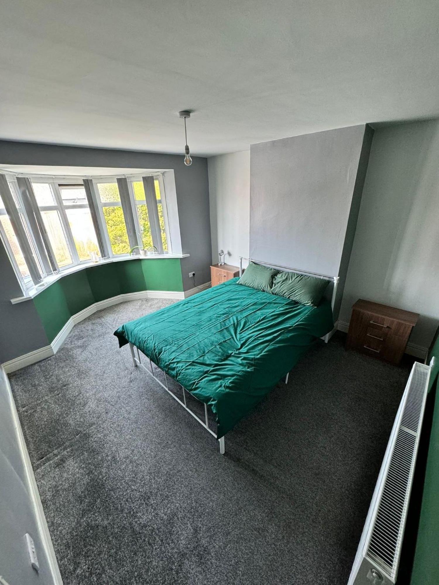 Giga Residential 4 Bedrooms, 8 Guests , Near Centre, Arcade Machine, Sky Tv, Netflix, Free Wifi, Free Parking