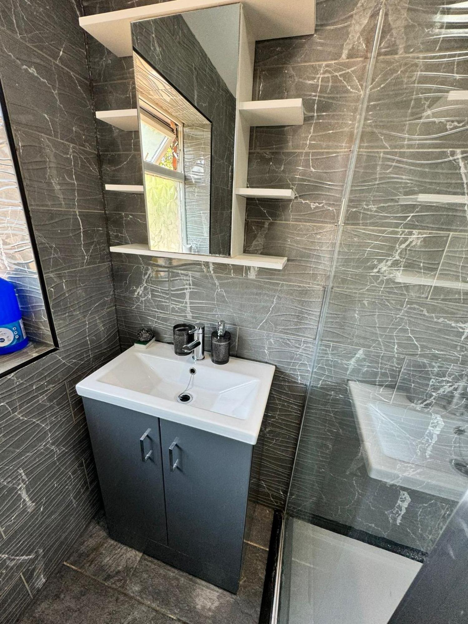 Giga Residential 4 Bedrooms, 10 Guests , Near Centre, Arcade Machine, Sky Tv, Netflix, Free Wifi, Free Parking Holiday home *