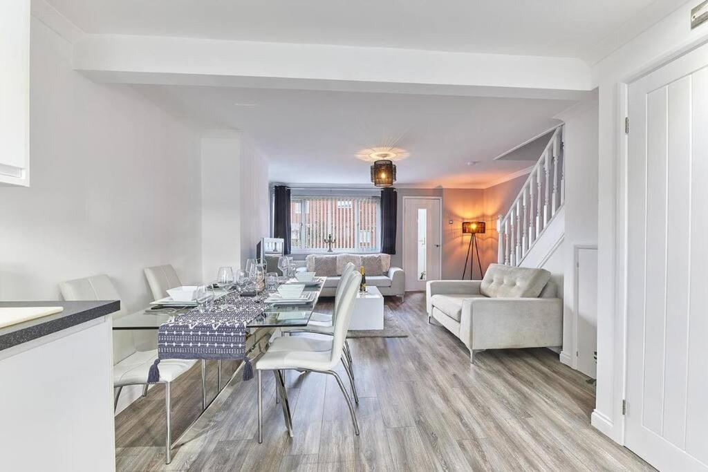 Long Stays - Cosy 3Br - Newcastle Retreat - Rvi & City Centre - Garden - Parking - Near High Street Apartment *