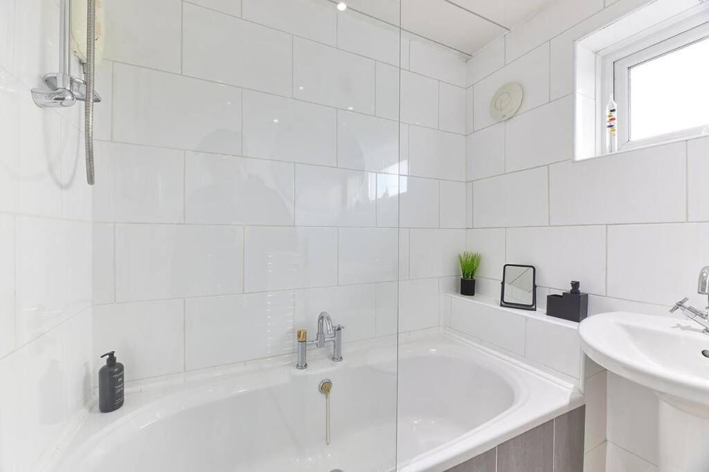 Long Stays - Cosy 3Br - Newcastle Retreat - Rvi & City Centre - Garden - Parking - Near High Street