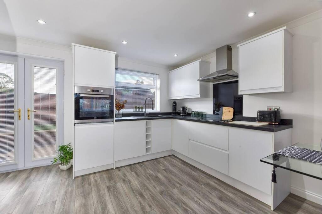 Apartment Long Stays - Cosy 3Br - Newcastle Retreat - Rvi & City Centre - Garden - Parking - Near High Street