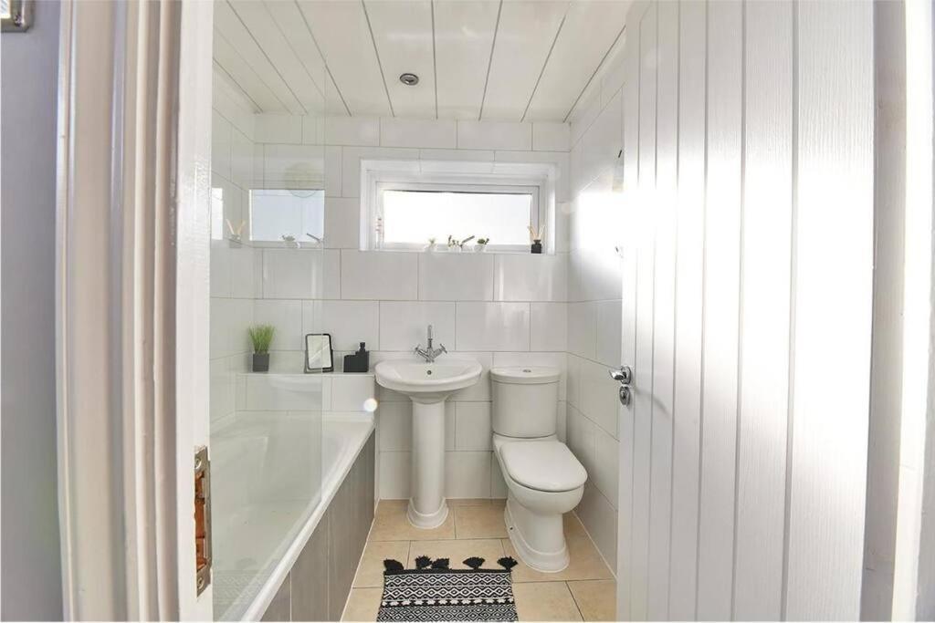 Apartment Long Stays - Cosy 3Br - Newcastle Retreat - Rvi & City Centre - Garden - Parking - Near High Street Newcastle upon Tyne