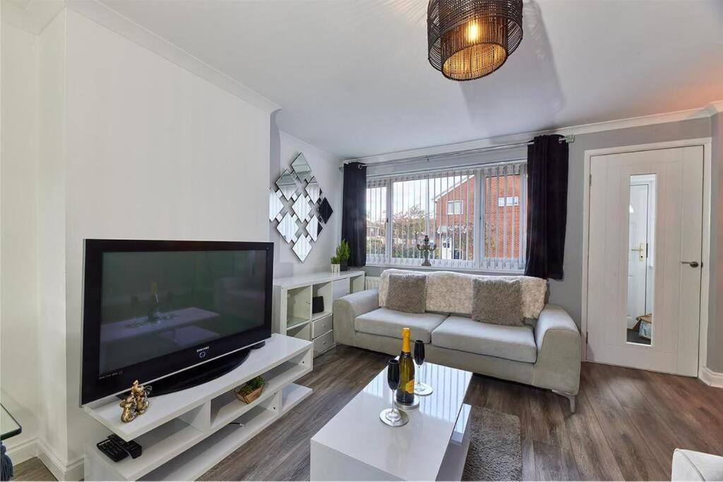 Long Stays - Cosy 3Br - Newcastle Retreat - Rvi & City Centre - Garden - Parking - Near High Street Apartment *