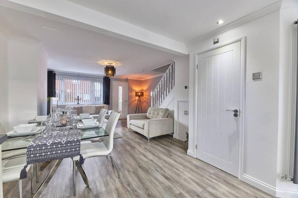 Long Stays - Cosy 3Br - Newcastle Retreat - Rvi & City Centre - Garden - Parking - Near High Street *