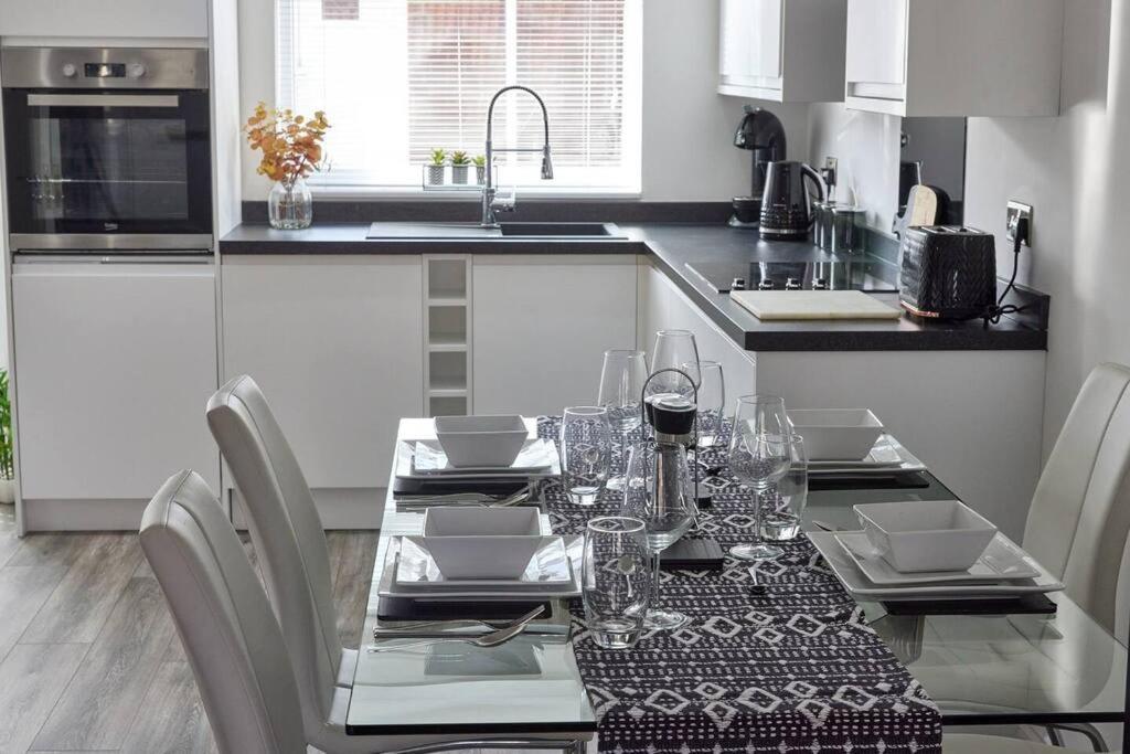Apartment Long Stays - Cosy 3Br - Newcastle Retreat - Rvi & City Centre - Garden - Parking - Near High Street