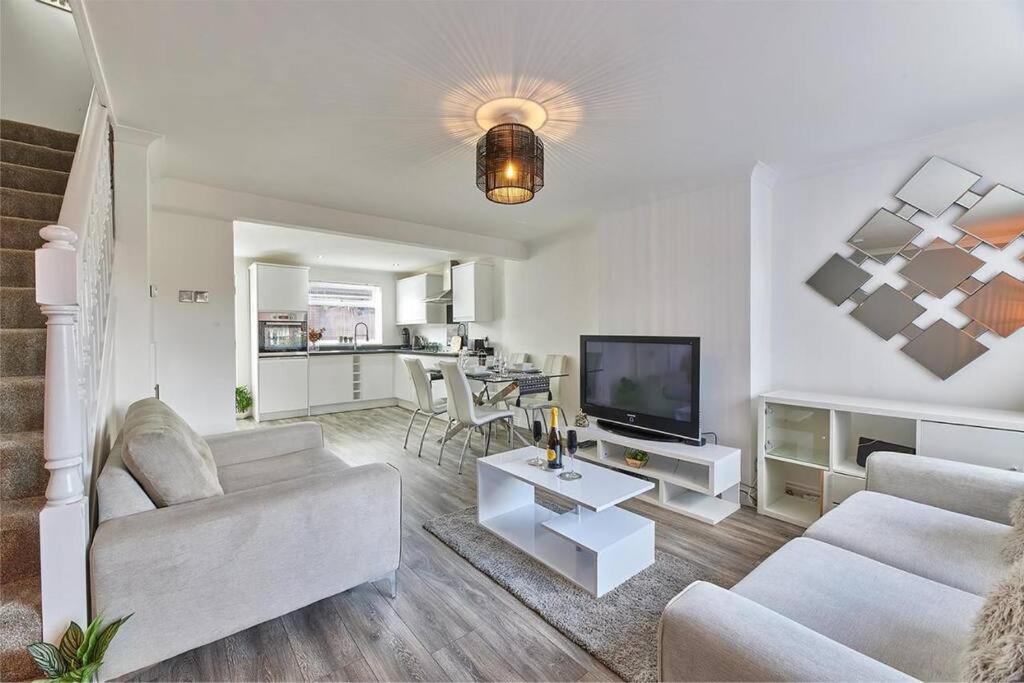 Long Stays - Cosy 3Br - Newcastle Retreat - Rvi & City Centre - Garden - Parking - Near High Street Apartment Newcastle upon Tyne