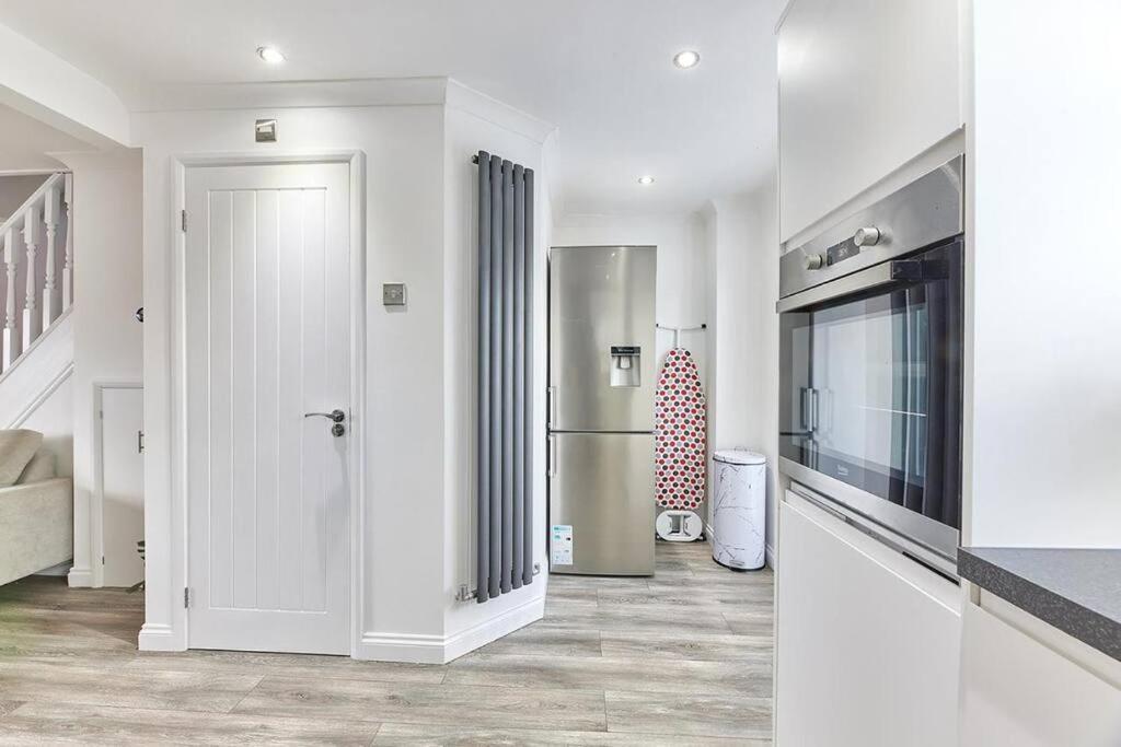 Apartment Long Stays - Cosy 3Br - Newcastle Retreat - Rvi & City Centre - Garden - Parking - Near High Street Newcastle upon Tyne