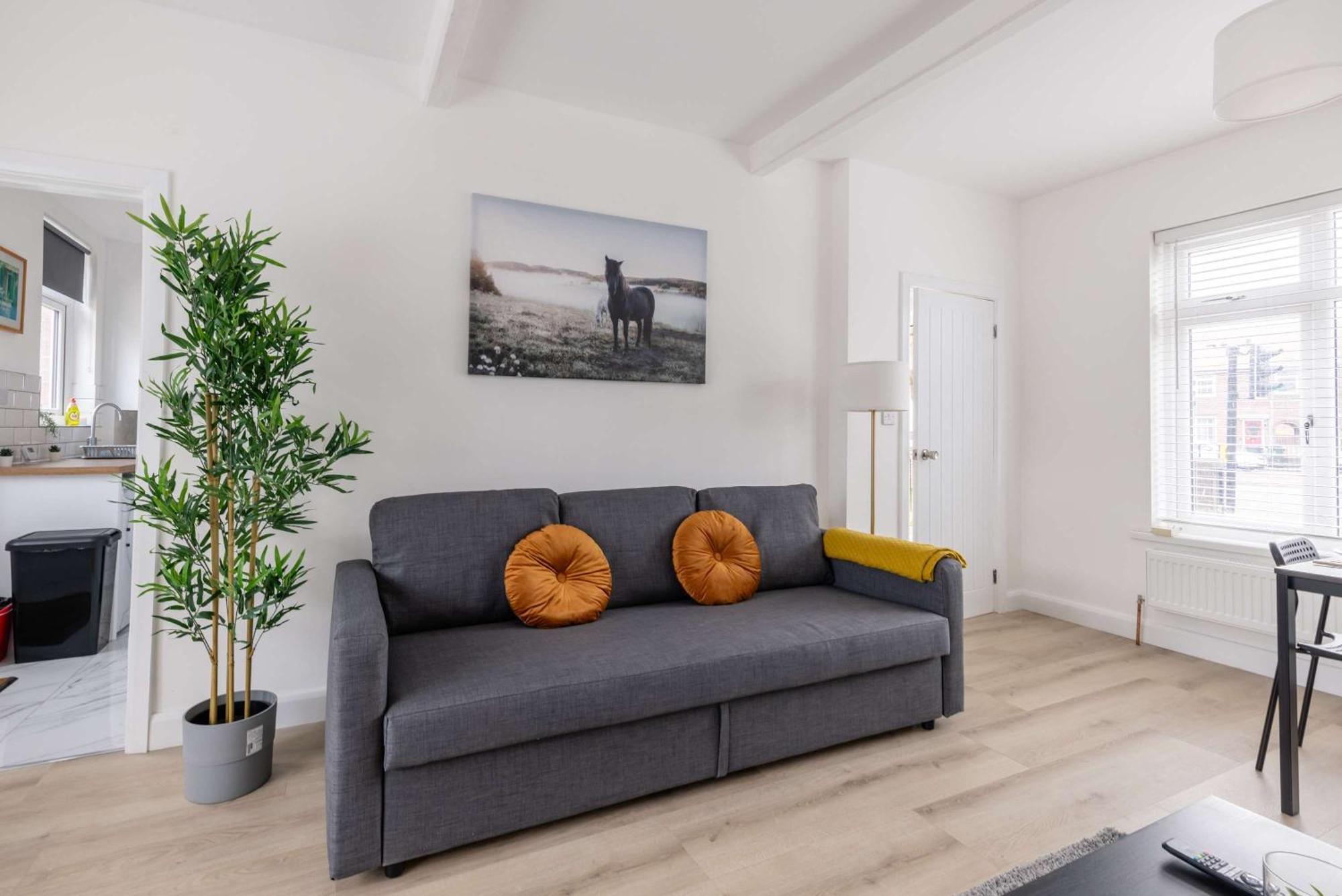 Holiday home Free Parking - 4 Bedroom House *
