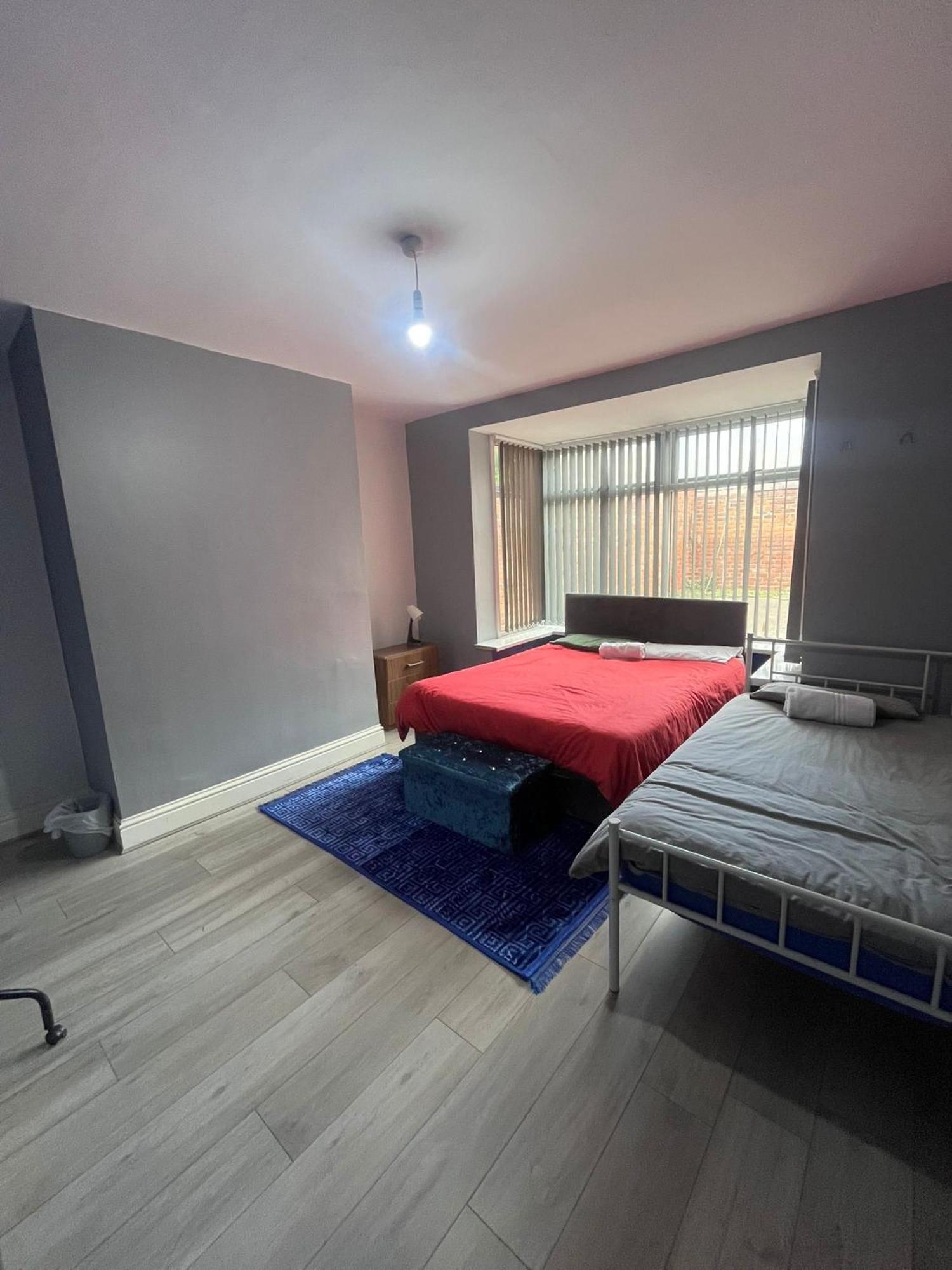 Giga Residential 4 Bedrooms, 8 Guests , Near Centre, Arcade Machine, Sky Tv, Netflix, Free Wifi, Free Parking *
