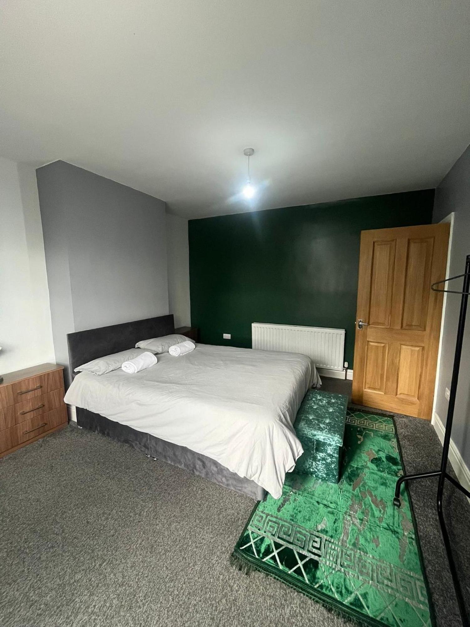 Giga Residential 4 Bedrooms, 8 Guests , Near Centre, Arcade Machine, Sky Tv, Netflix, Free Wifi, Free Parking * Newcastle upon Tyne