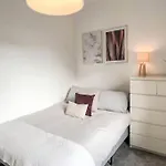 Newcastle 2 Bedroom Serviced City Centre Apartment - Sleeps 6
