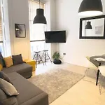 Newcastle 2 Bedroom Serviced City Centre Apartment - Sleeps 6